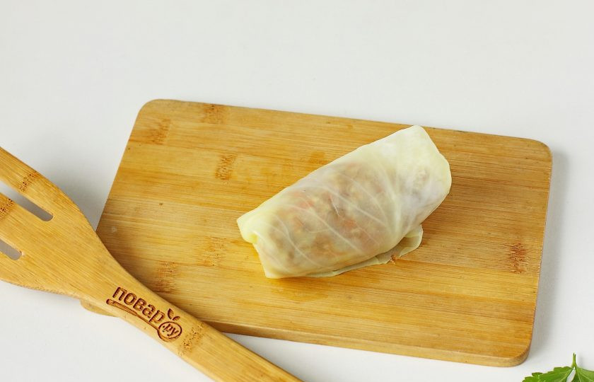 1. Этап. Голубцы по-румынски: Сверните голубец рулетом и положите швом вниз. Таким образом сформируйте все голубцы.