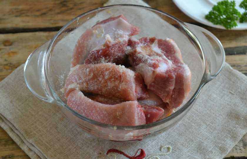 1. Этап. Мясо под сладким соусом: Добавьте соль и перец по вкусу, выдавите пару зубчиков чеснока через пресс, хорошенько все перемешайте, чтобы каждый кусочек мяса был смазан маринадом. Накройте миску пищевой пленкой и поставьте в холодильник на 30 минут.