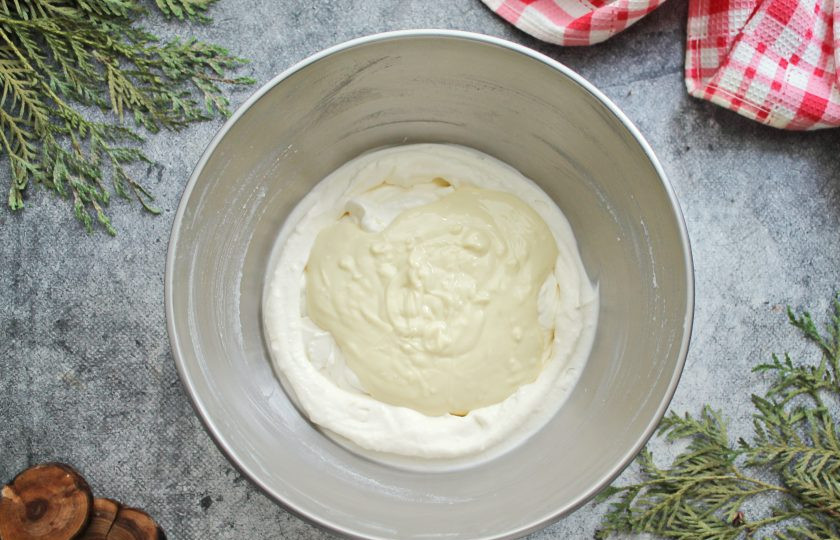 1. Этап. Торт Белые ночи: Белый шоколад измельчите, растопите на водяной бане и остудите. Сливки соедините с сахарной пудрой, ванильным сахаром и взбейте до пышной массы. Добавьте белый шоколад и еще раз взбейте на медленной скорости до однородности.