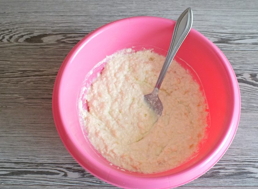 1. Этап. Пирог с творогом и сгущенкой: Перемешайте. Взбивать не нужно.