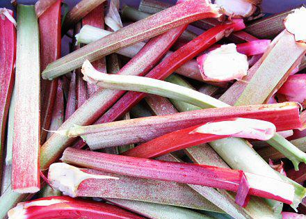 1. Этап. Салат из ревеня и шпината: 2. Мелко нарезанный по диагонали ревень сложить в сковородку, залить водой, чтобы она покрывала резаные побеги на 2 см, добавить сахар. На среднем огне довести до кипения и варить 2 минуты, пока сахар полностью не растворится, а ревень не станет мягче. Вытащить ревень, отряхнуть с него лишнюю воду и расположить на блюде поверх листьев шпината.