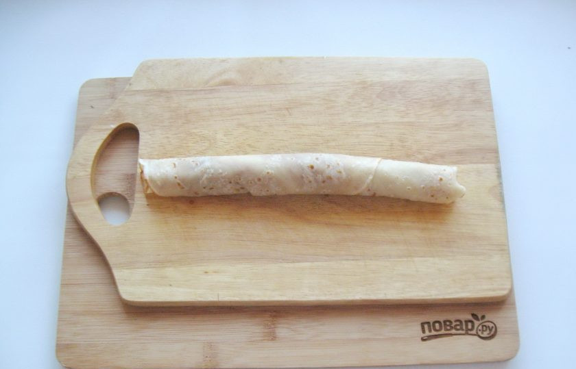 1. Этап. Блинная закуска Пеньки: Сверните блинчики рулетом.