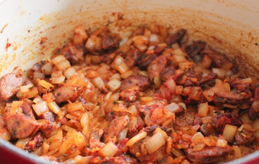1. Этап. Овощное рагу с колбасой: Затем добавьте в сковороду паприку, томатную пасту и орегано. Перемешайте и готовьте ещё 3 минуты.
