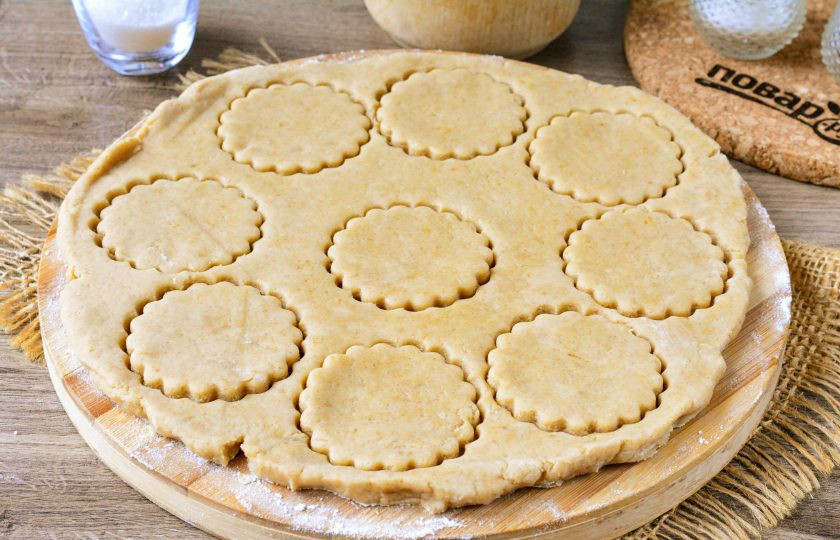 1. Этап. Печенье Нескафе: Затем тесто раскатайте, выдавите печенье при помощи любой формы.