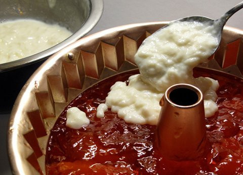 1. Этап. Желейный торт с фруктами: 4. Соединить желатин со сливками и аккуратно перемешать. Выложить полученную массу сверху желе. Разровнять так, чтобы получился ровный верх. При желании дополнить этот простой рецепт желейного торта с фруктами можно еще несколькими слоями.