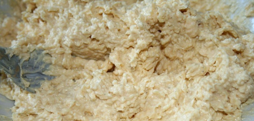 1. Этап. Бутерброды со шпротами и сыром: Добавьте сливочное масло, горчицу по вкусу и яичный желток. Перемешайте до однородной массы: шпроты с брынзой и остальные ингредиенты.