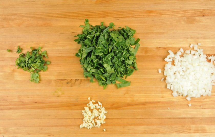 1. Этап. Карри из нута: 2. В это же время мелко нашинкуйте лук, шпинат, кинзу и чеснок.