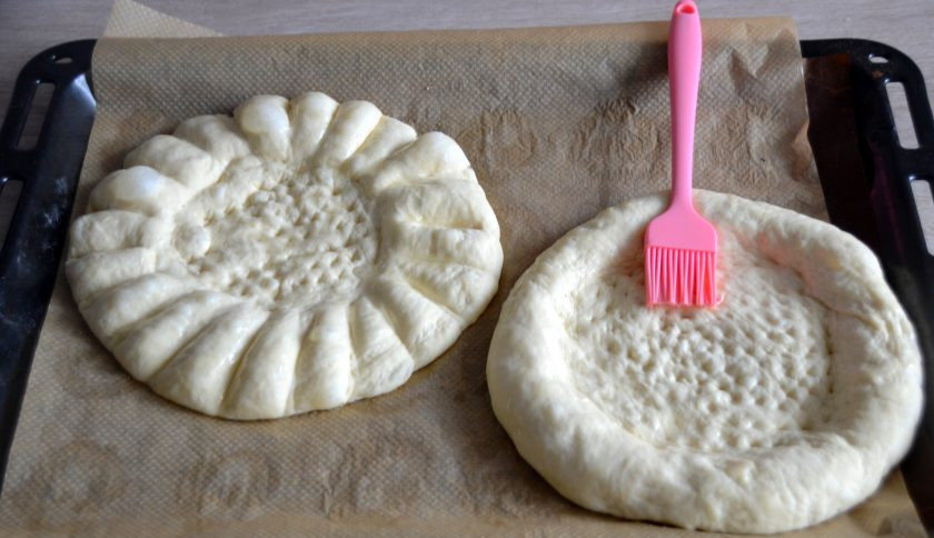 1. Этап. Лепешки Оби-нон: Выложите лепешки на лист для выпечки, смажьте эмульсией, приготовленной из 1 ст. ложки растительного масла и 1 ст. ложки воды с добавлением щепотки соли. Можно смазать лепешки перед выпечкой молоком, на ваш выбор.