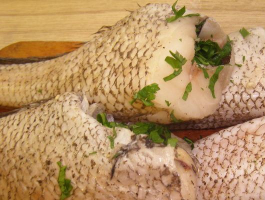 1. Этап. Рыба, запеченная в фольге: Рыбу сбрызгиваем соком лимона, внутрь кладем петрушку.