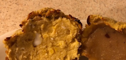 1. Этап. Инвертированные тарталетки Кролецыпы: В качестве примера приведены Кролецыпы с рыбной и яблочной начинками. Они лежат на боку, чтобы было видна густая начинка, которая не вытекает и не стекает. Состав рыбного паштета: 160 г слабосоленой семги + 30 г репчатого лука + 3 вареных яйца. Состав яблочного пюре: запеченные яблоки (четвертинки) в течении 35 минут при 150С (без семян, но со шкуркой). Нагрев только снизу (ставила в холодную духовку). После выключения духовки яблоки не вытаскивала до их остывания там. Сорт яблок и в тесте, и в начинке один и тот же - Амброзия. Запекание яблок также описано в моем рецепте 