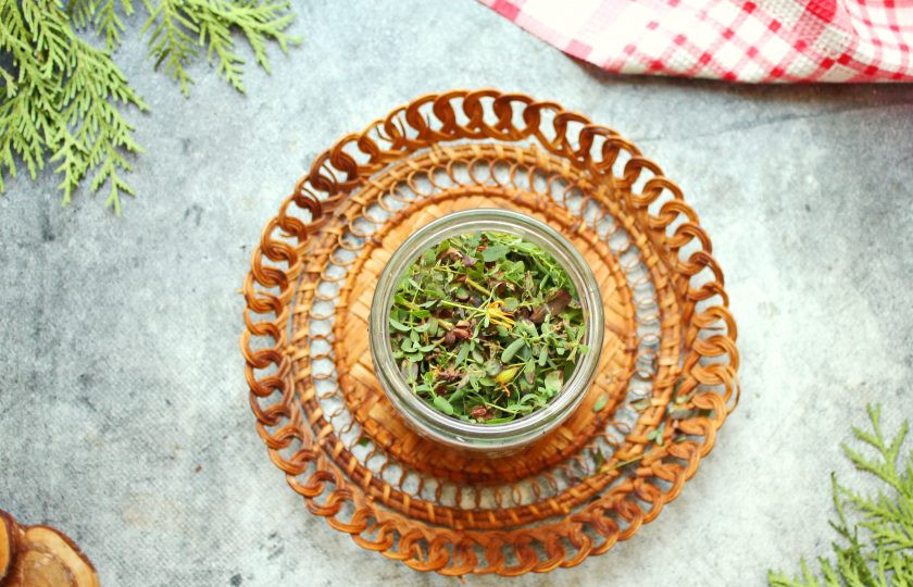 1. Этап. Настойка из зверобоя: Свежий зверобой порежьте на части и плотно выложите в чистую сухую банку до самого верха.