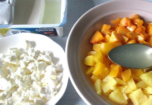 1. Этап. Фруктовый салат с брынзой и орехами: Всё соединить. Добавить сок из-под консервированных ананасов, 2 ст. л. Отмерить 100 г брынзы и раскрошить.
