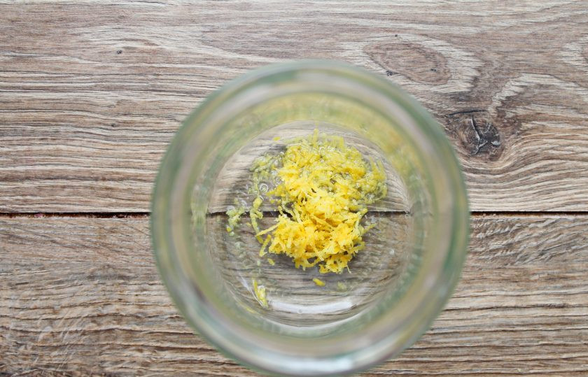 1. Этап. Имбирно-лимонная настойка Скорая: Лимон тщательно вымойте в горячей воде, натрите на терке цедру и выложите в банку.