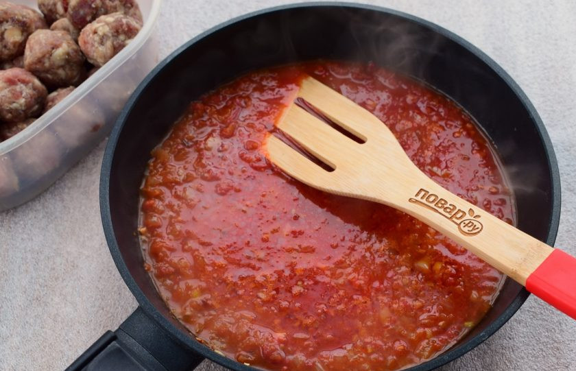 1. Этап. Фрикадельки с томатным соусом и яйцом: Добавьте аджику, воду, доведите до кипения. Из фарша сформируйте фрикадельки размером с грецкий орех.