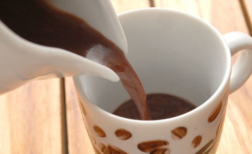 1. Этап. Кэроб (напиток): 3. Разлейте теплый напиток по чашкам и сразу подавайте.