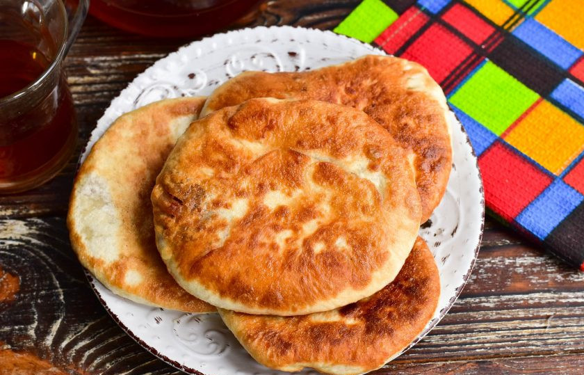 1. Этап. Хачапури с фасолью: Затем выложите хачапури с фасолью на блюдо.