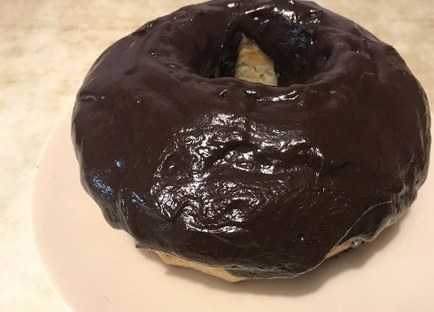 1. Этап. Яблочный кекс с шоколадом: Смазываем наш кекс шоколадом. Можно подождать, пока он окончательно остынет или же подавать к столу сразу же. Украшаем на свой вкус. Приятного чаепития!