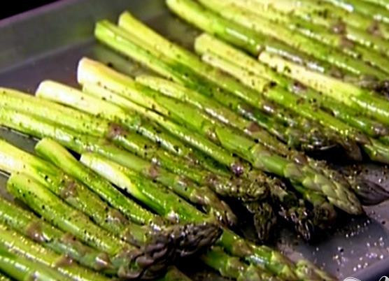 1. Этап. Жареная спаржа по-итальянски: 3. Разложить спаржу целиком на противне, сбрызните оливковым маслом, а после перемешайте, чтобы все побеги покрылись маслом. Расправить маслянистые побеги в один слой и добавить соль и перец по вкусу. Правильно приготовленной считается спаржа, хрустящие качества которой еще не исчезли из-за чрезмерной термической обработки. Готовить 25 минут до появления нежности.