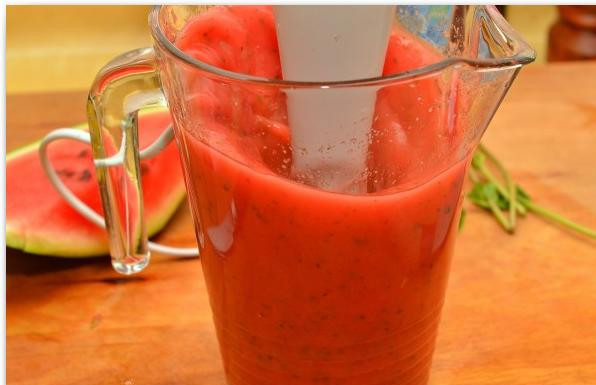 1. Этап. Арбузный фреш: Измельчаем все до однородного состояния - это займет около минуты, в зависимости от мощности вашего блендера.