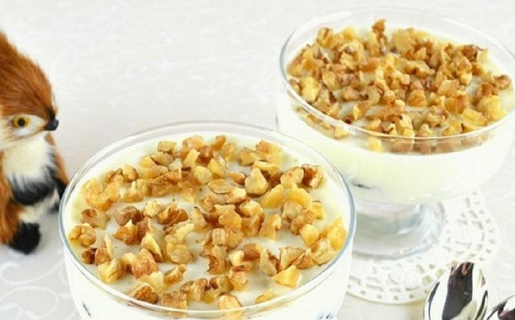 1. Этап. Чернослив с орехами в сметане: 4. Через необходимое время достаю формы из холодильника и посыпаю измельченными грецкими орехами, приятного аппетита!