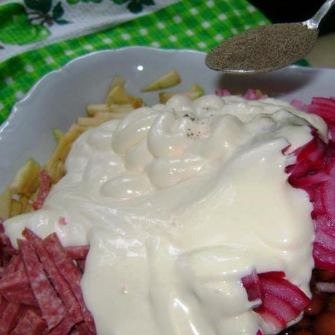 1. Этап. Салат с копченой колбасой: Смешиваем в салатнице колбасу, фасоль, яблоки, лук. Солим, перчим, заправляем майонезом.