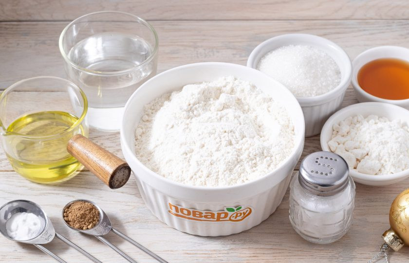 1. Этап. Имбирное печенье на Новый год Змеи: Подготовьте все ингредиенты.