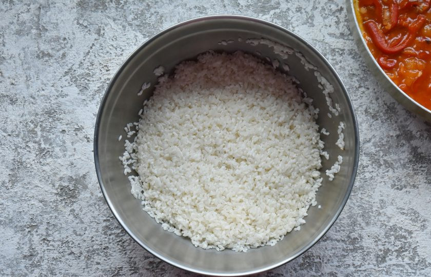 1. Этап. Курица по-кубински: Рис промойте под проточной водой до чистых вод.