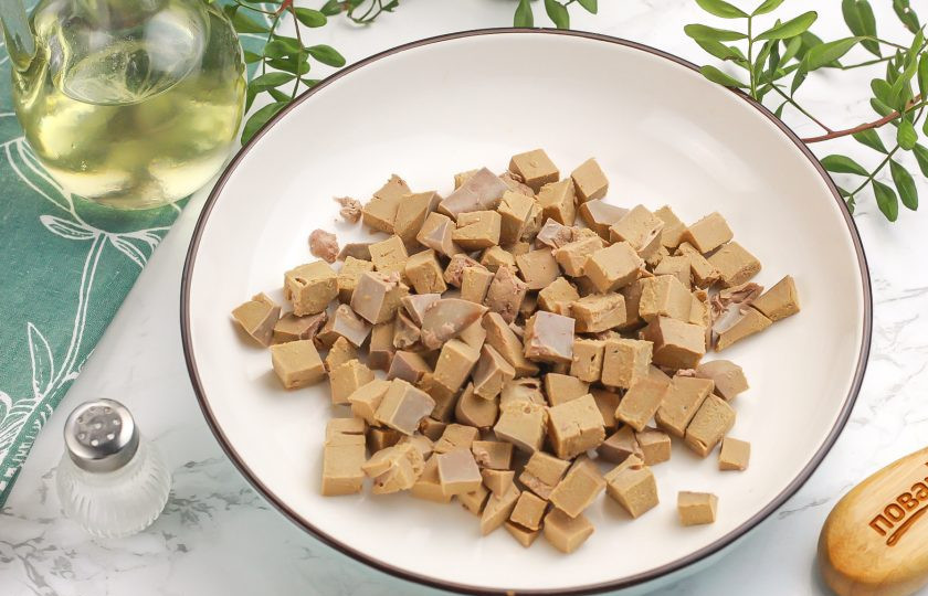 1. Этап. Салат из печени баранины: Остудите печень и нарежьте ее мелкими или средними кубиками, высыпьте нарезку в глубокую емкость.