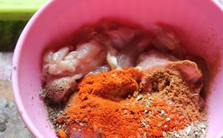 1. Этап. Шаверма дома: 4. Добавьте к курице все специи, соль и перец по вкусу.