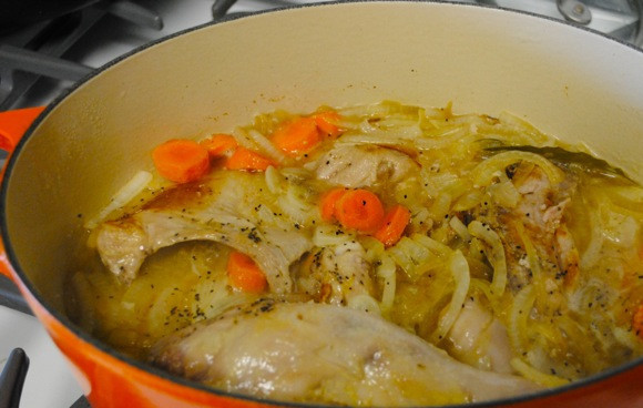 1. Этап. Кролик в горчичном соусе: Теперь переливаем эту смесь в жаровню к кролику и луку, солим и перчим, посыпаем петрушкой. Когда жидкость закипит, уменьшаем огонь и тушим все под крышкой 1-1,5 часа.