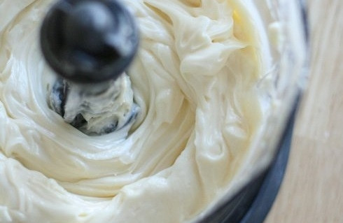 1. Этап. Крем для булочек Синнабон: 5. Взбейте.