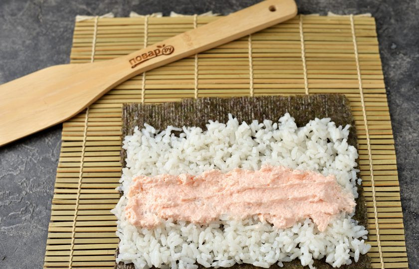 1. Этап. Роллы с икрой мойвы: Слой риса щедро смажьте икрой мойвы ровно посередине.