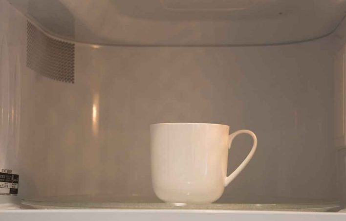 1. Этап. Омлет в микроволновке за 5 минут: 5. Поставьте чашку в микроволновку при максимальной мощности на 30 секунд.