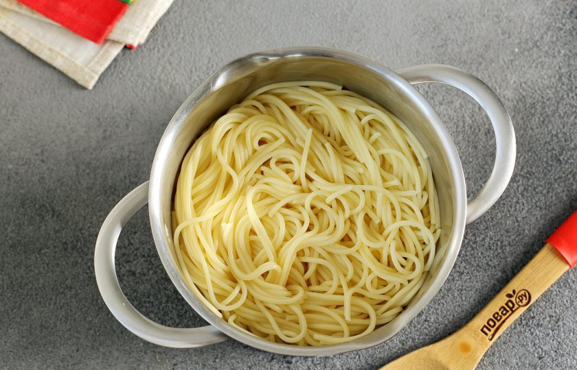 1. Этап. Паста с фаршем и баклажанами: Параллельно отварите пасту согласно инструкции.