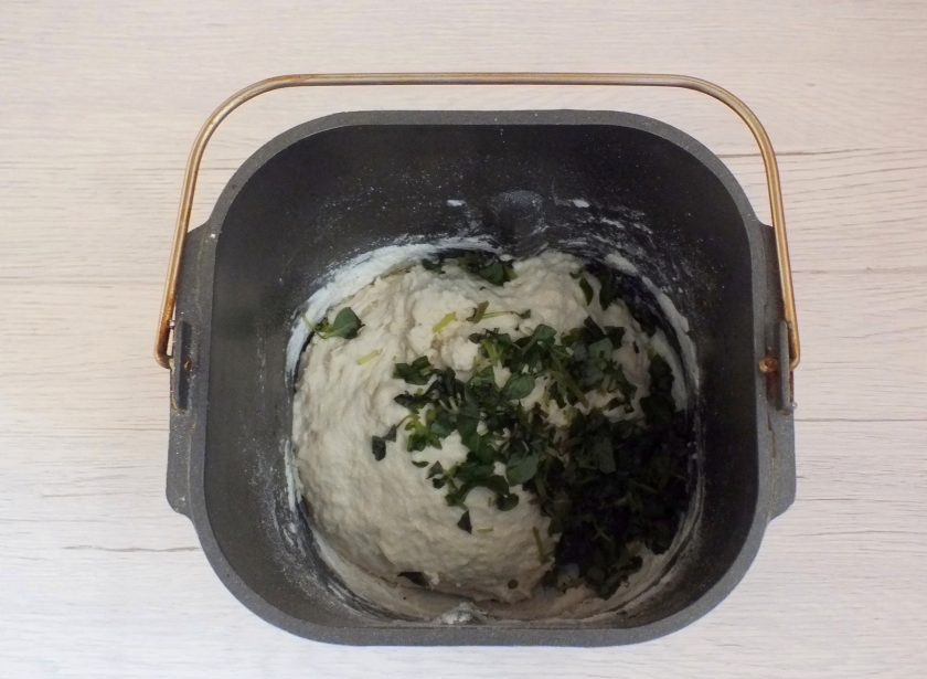 1. Этап. Фокачча в хлебопечке: Наблюдайте за процессом. Тесто будет мажущей консистенции. Как только замесится однородное тесто, всыпьте базилик, закройте крышку. Дождитесь окончания процесса.