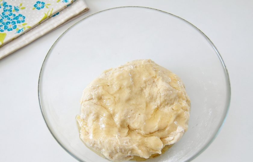 1. Этап. Домашняя ватрушка с шоколадной стружкой: 4. Добавьте растительное масло.