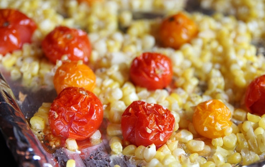 1. Этап. Томатная похлебка с кукурузой: 4. Минут через 15-20 достаньте овощи из духовки и переложите в кастрюлю.