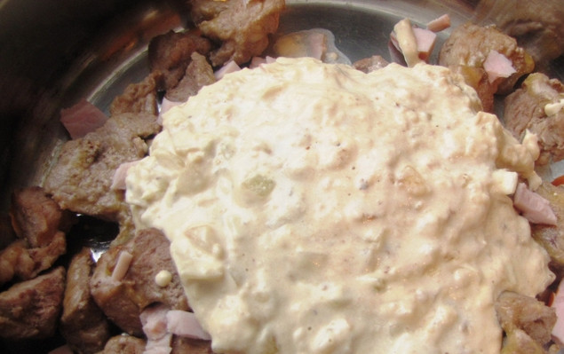 1. Этап. Гратен со свининой: В сливочно-луковый соус кладем горчицу, перемешиваем. Поливаем соусом свинину, которая уже лежит в форме для запекания.