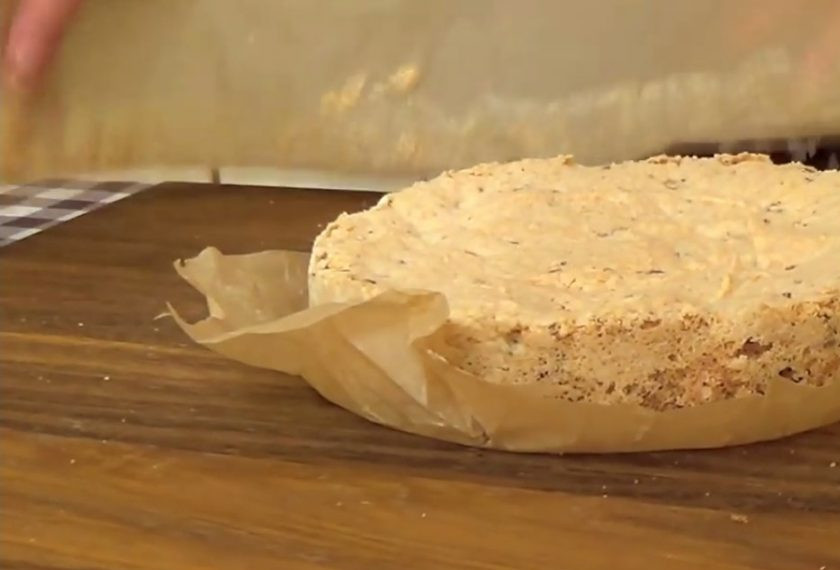 1. Этап. Домашний торт Киевский: 3. Аккуратно в несколько приемов добавьте сахарно-ореховую смесь к белкам. Разъемные формы выстелите бумагой для выпечки и равномерно распределите в них тесто. Отправьте в разогретую до 150 градусов духовку на 2 часа.