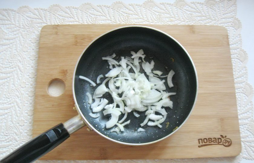 1. Этап. Салат с языком и морковью: Репчатый лук очистите, помойте и нарежьте полукольцами. Выложите в сковороду.