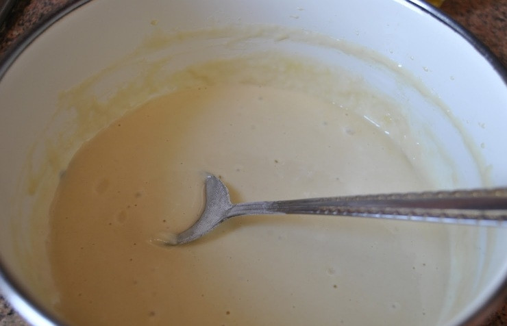 1. Этап. Куриные ножки в кляре: Все тщательно перемешиваем при помощи миксера до однородной массы и оставляем на 15 минут.