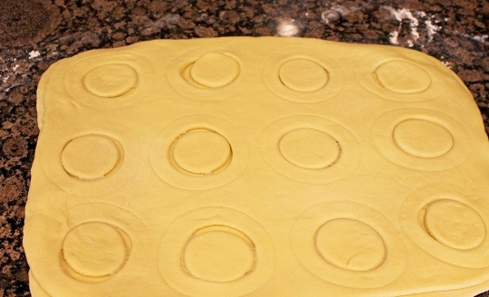 1. Этап. Булочки с творогом и изюмом: 13. Выложите этот пласт сверху первого.