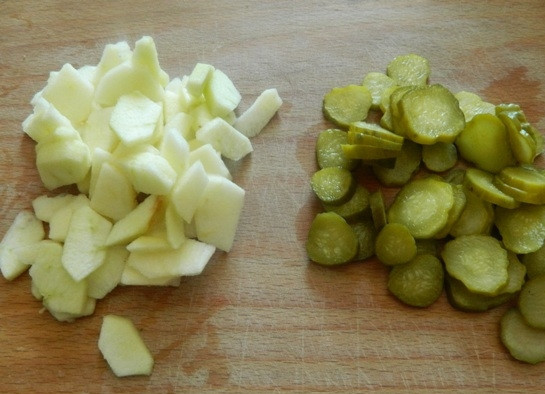 1. Этап. Салат с сельдью по-цёблицки: 2. Яблоки очистим и нарежем тонкими пластинками. Маринованные огурцы нарезаем тонкими кружочками.