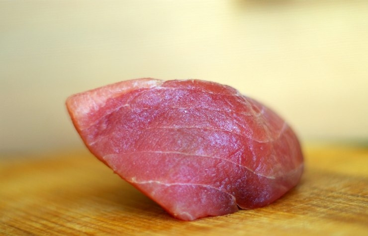 1. Этап. Тунец с овощами: Берем наш кусочек тунца.