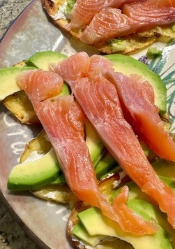 1. Этап. Картофельная яичница с авокадо и лососем: В-третьих, ломтики солёной рыбы легли. У меня форель была, но, в принципе, «к месту» будет любая, какую любит потребляющий. А лучше всего, конечно, сёмга. Это без вариантов.