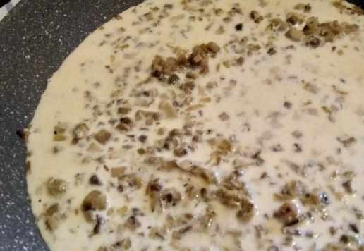 1. Этап. Фрикадельки в грибном соусе: Грибы с луком обжарить, добавив чеснок, перец, соль. Когда жидкость выпарится, добавить сливки и тушить 5 минут.