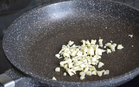 1. Этап. Гарнир из перловки с овощами: 1. Очень важный нюанс, на который сразу бы хотелось обратить внимание: крупу нужно замочить предварительно на 6-8 часов. На сковороде или в сотейнике разогрейте немного растительного масла, выложите нарезанный чеснок.