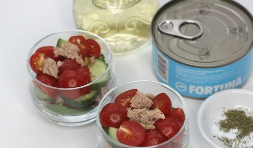 1. Этап. Коктейльный салат с тунцом: Помидоры черри нарезать пополам, крупные черри на 4 части и выложить на слой огурцов. Сверху добавить кусочки тунца. Слои приправить итальянскими травами, по необходимости посолить, поперчить, слегка полить оливковым маслом. Я соль не добавляла.