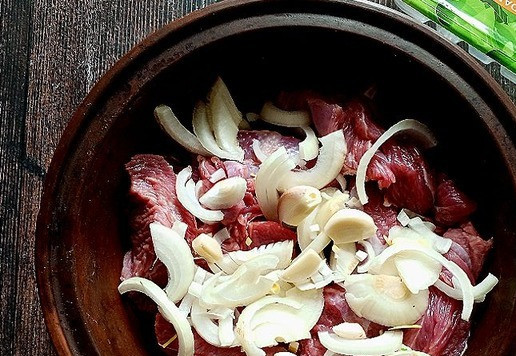 1. Этап. Индейка Духовая на лаваше: Добавила лук, порезанный полу-кольцами, и зубчики чеснока очищенного и подавленного плоской стороной ножа.