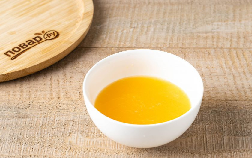 1. Этап. Витаминный коктейль: Из апельсина и половинки лимона выжмите сок.